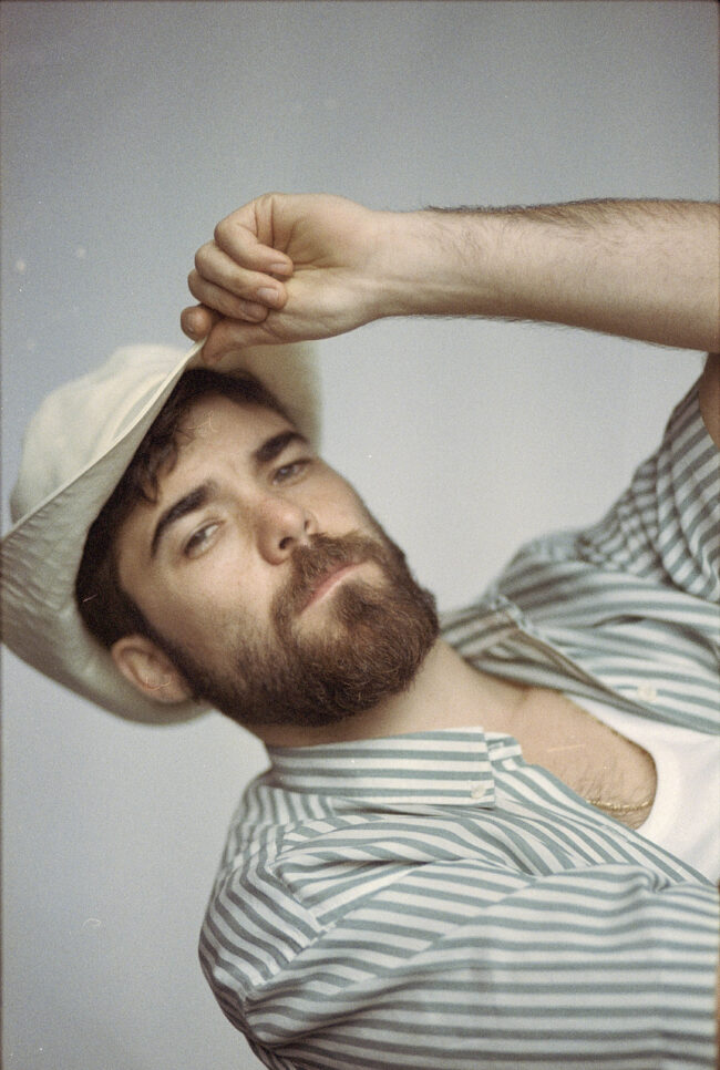 Jon Ander Urresti - Foto de estudio. Camisa a rayas, sombrero blanco.