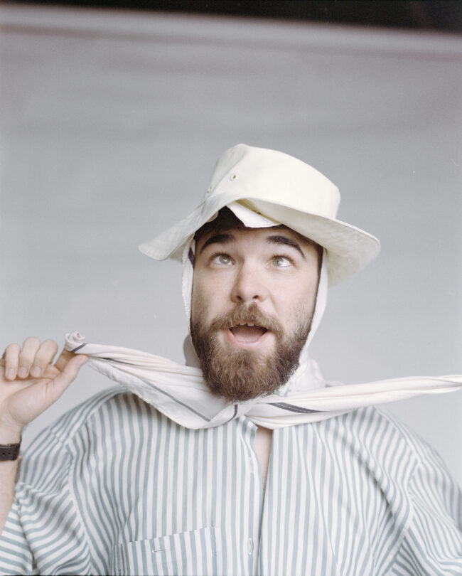 Jon Ander Urresti - Retrato. Prueba de vestuario, camisa a rayas, pañuelo y sombrero blancos. Gesto de comedia.