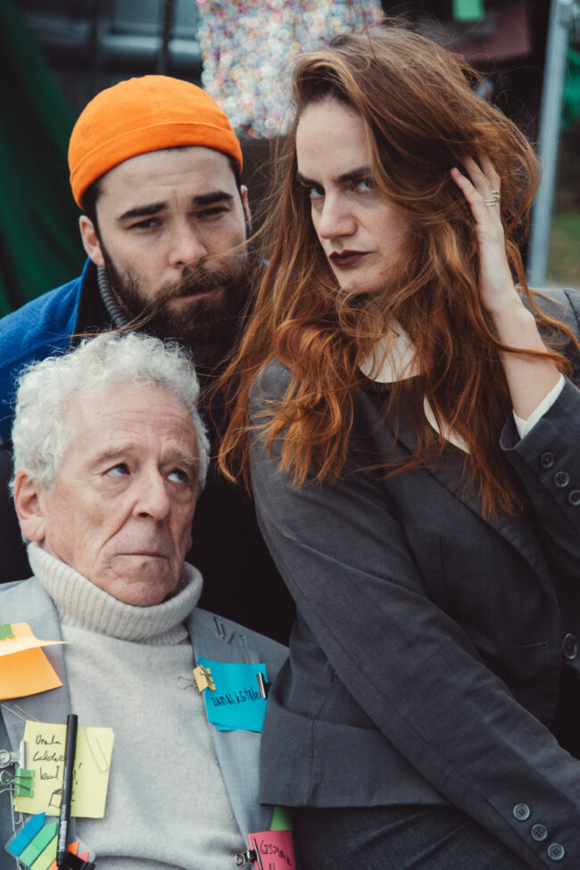 Jon Ander Urresti - Kolapsoa - Imagen de la obra de teatro en exterior. Actores ocupan la escena tirados desordenadamente entre lonas y objetos del atrezzo.